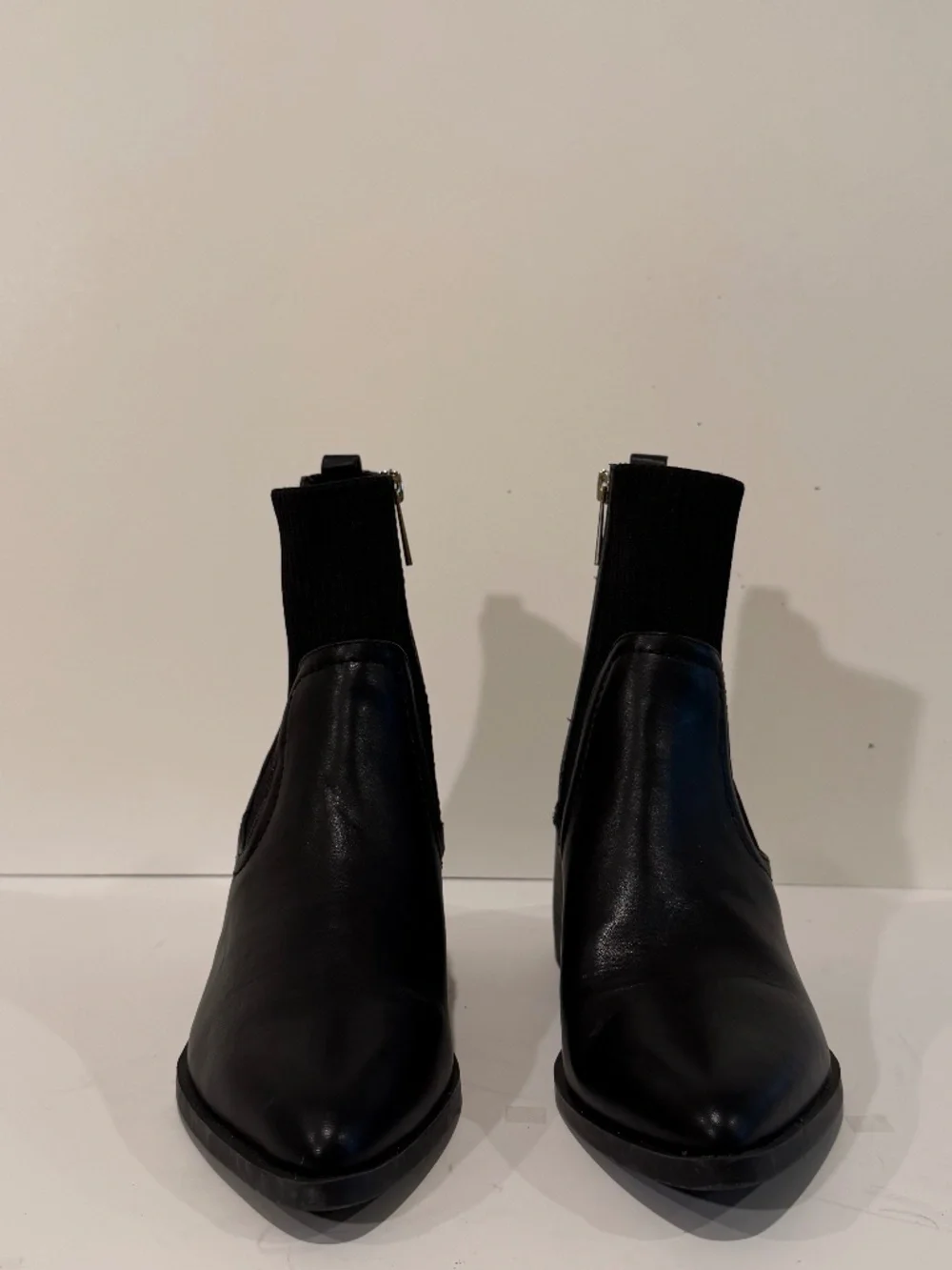 ANNE KLEIN - New without tags - Ribbed Trim Booties